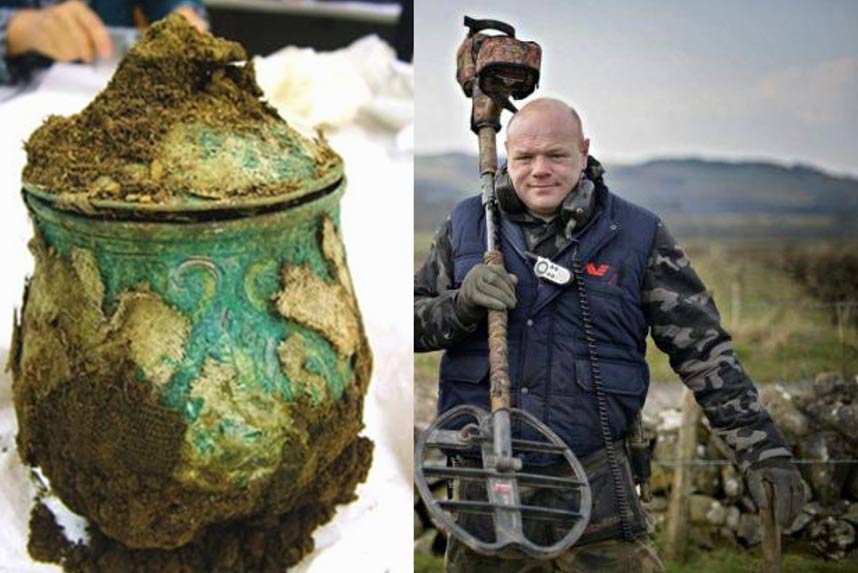 Portada - Izquierda: Urna carolingia de aleación de plata, parte del tesoro. Derecha: Derek McLennan, descubridor del tesoro oculto en unos terrenos de la Iglesia de Escocia. Fotografía: Jamie Simpson