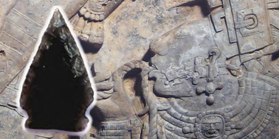 Portada-Antigua punta de flecha Maya de obsidiana (Fotografía: Nathan Meissner), y Señora Xoc, miembro de la realeza maya de Yaxchilán, pasando una cuerda con cuchillas incrustadas a través de su lengua en un ritual de derramamiento de sangre (Public Domain)
