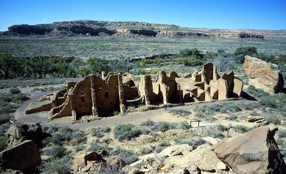 Portada-Algunas de las ruinas de los edificios del Cañón del Chaco aún siguen en pie (Fotografía: HJPD/Wikimedia Commons)