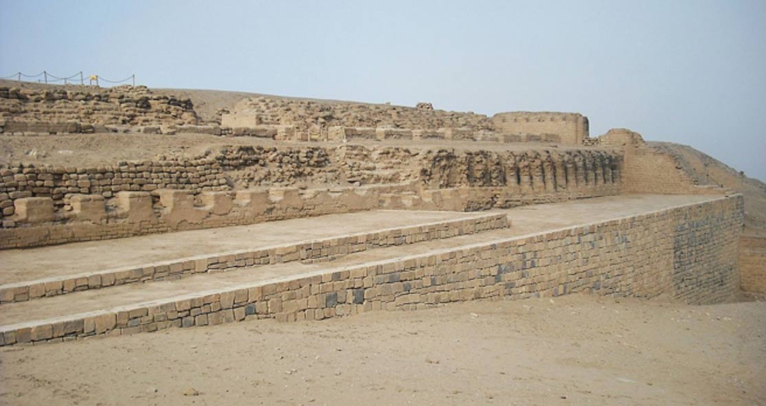 Portada-El Templo del Sol, frente al cual casi 100 cuerpos, incluidos los de muchos niños de corta edad fueron desenterrados de una tumba que no había sido saqueada. (Foto: Charles Gadbois/Wikimedia Commons)