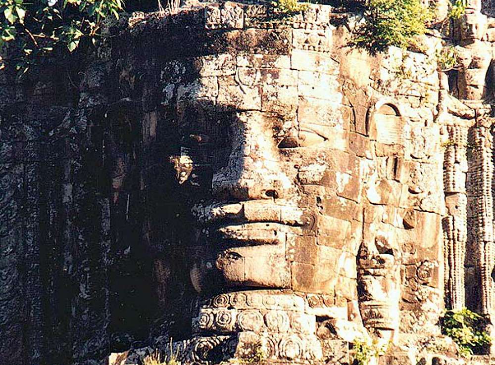 Portada-Detalle de la puerta sur de Angkor Thom. (Wikimedia Commons)