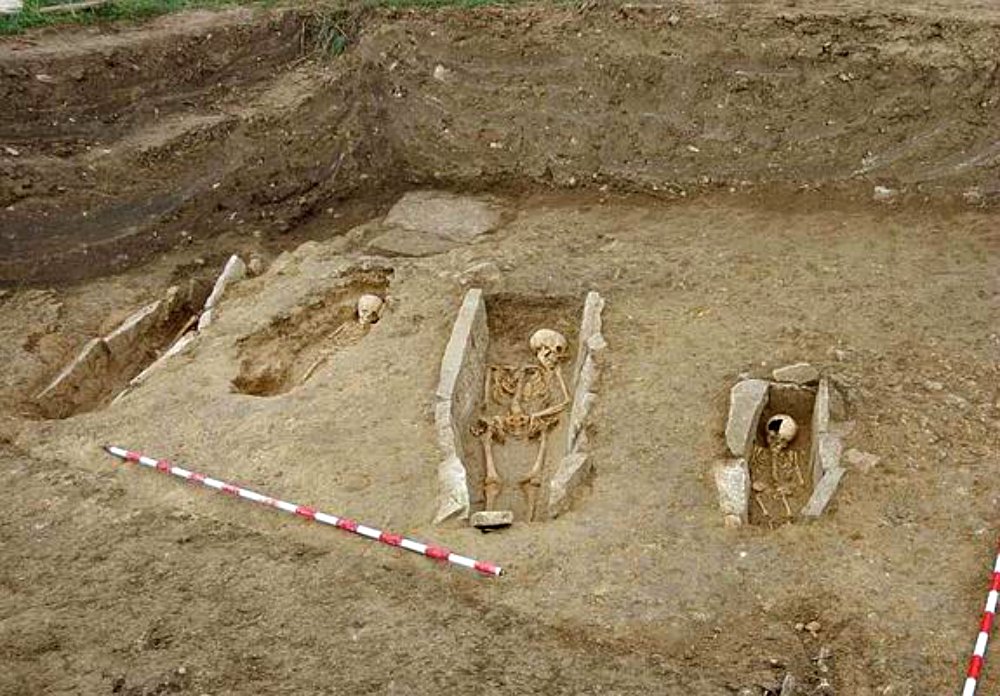 Aldea medieval del siglo VI descubierta en el norte de España  Portada-cementerio-Arganzon