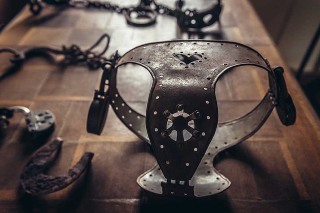 Portada - Antiguo cinturÃ³n de castidad de hierro, supuestamente medieval. Fuente: Fotokon/Adobe.