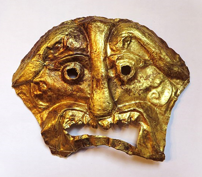 Portada-Máscara funeraria de oro realizada mediante la técnica del repoussé, anterior al 200 d. C; según John Vincent Bellezza, “quizás procedente del Tíbet occidental.” Mide 15 por 12 centímetros. (Fotografía cortesía de John Vincent Bellezza).
