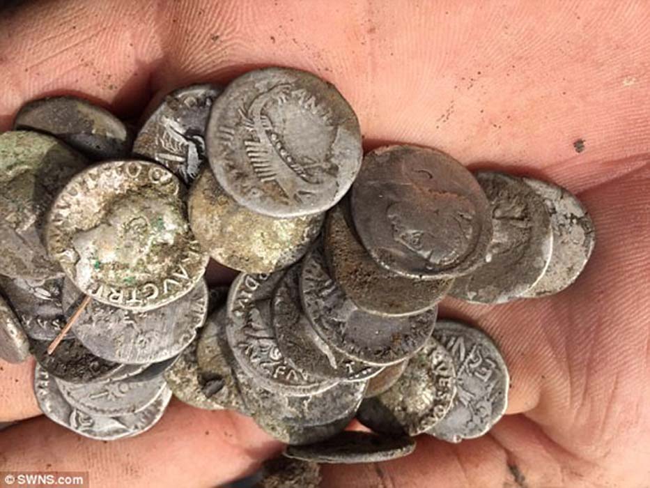 africano Fielmente Fondo verde Aficionado con detector de metales descubre en Inglaterra tesoro de monedas  de plata romanas valorado en más de 200.000 euros | Ancient Origins España  y Latinoamérica