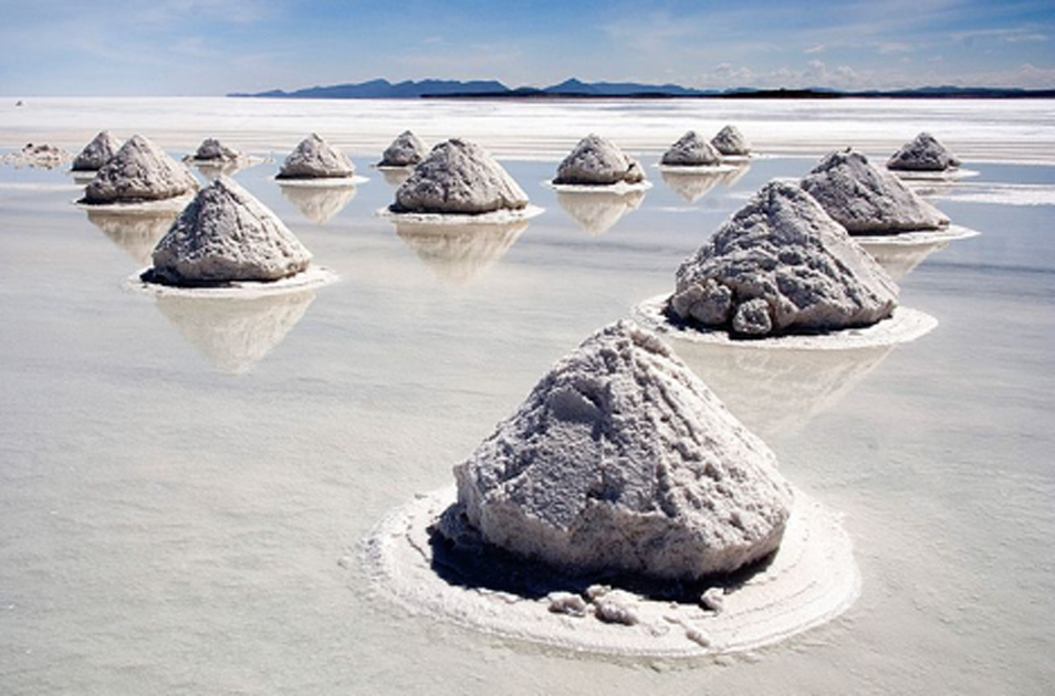 Portada - ProducciÃ³n moderna de sal. Conos de sal, Salar de Uyuni, Bolivia. Fuente: Luca Galuzzi / CC BY-SA 2.5