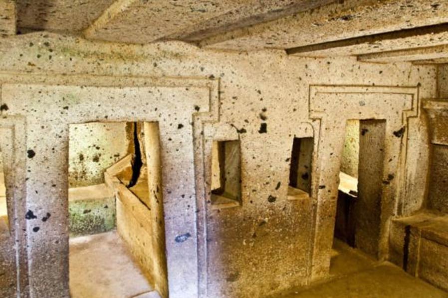 Descubierta en Italia tumba etrusca intacta con dos sarcófagos e inscripciones  Portada-tumba-etrusca-Cerverteri