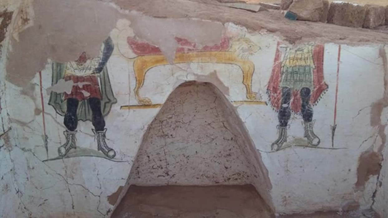 Portada - Detalle de pintura mural en torno a un nicho en una de las tumbas romanas descubiertas en el yacimiento arqueolÃ³gico de Beir Al-Shaghala, situado en el oasis egipcio de Dakhla. Fuente: Ministerio de AntigÃ¼edades
