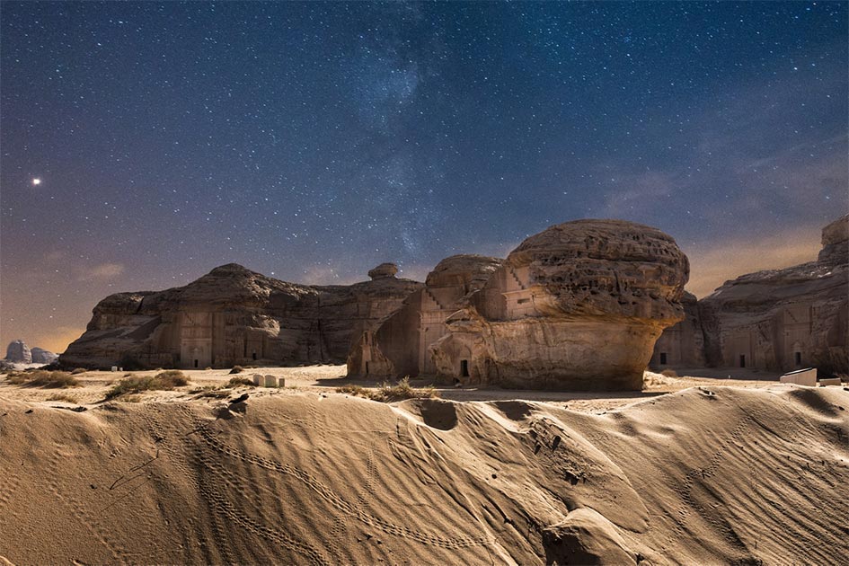 Las antiguas tumbas de Al-Ula durante la noche. Fuente: OMAR A.THIAB/ Adobe stock