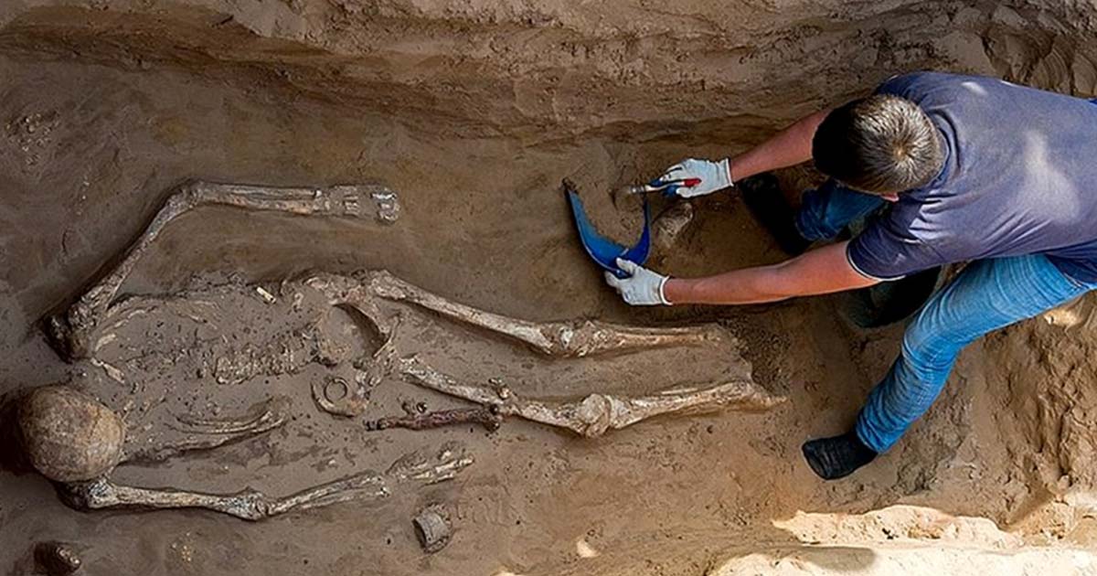 Esqueleto encontrado en el sitio de entierro nÃ³mada de Nikolyskoye. Fuente: Ministerio de Cultura y Turismo de la regiÃ³n de AstracÃ¡n.