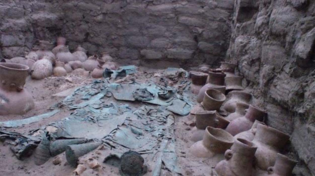 Una tumba rica de Moche con artefactos de cobre elaborados y varios recipientes de cerÃ¡mica.