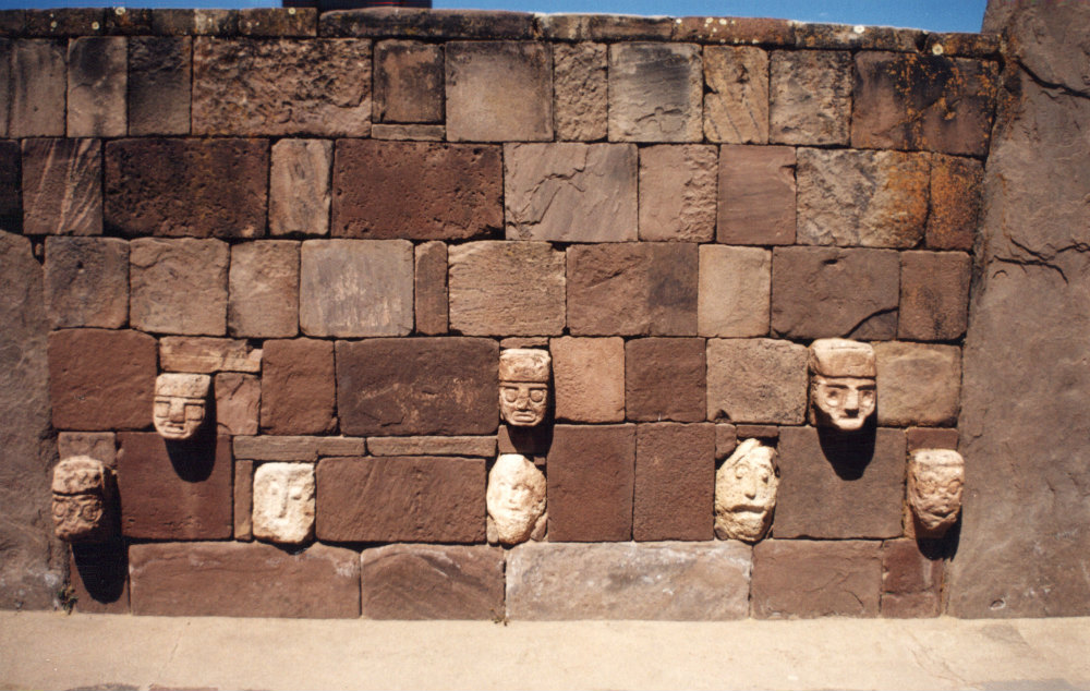 portada: FotografÃ­a de algunas de las cabezas que decoran los muros internos del Templo SemisubterrÃ¡neo de Tiahuanaco (Wikimedia Commons)