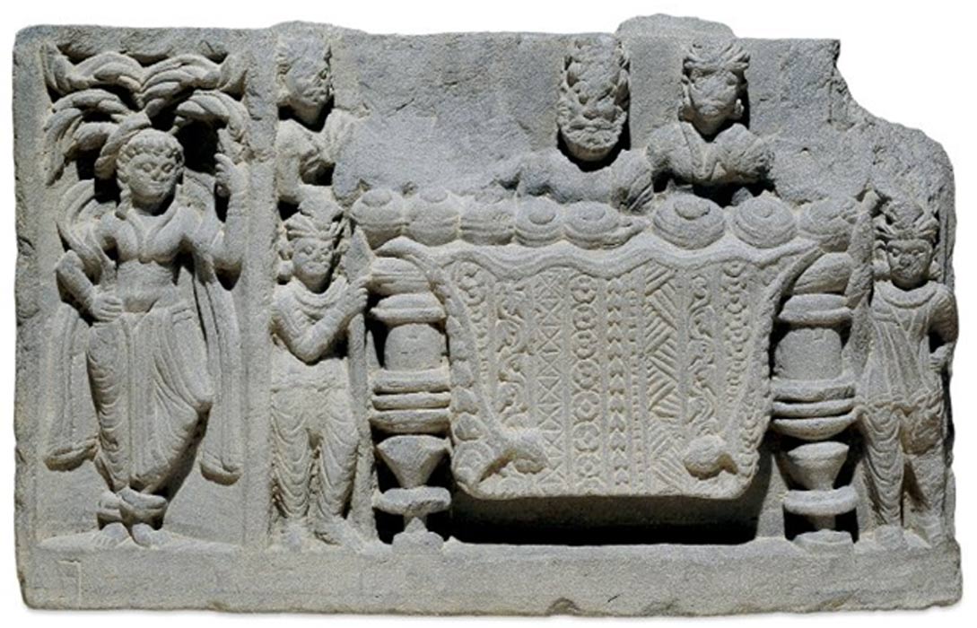 Dos pequeñas figuras protegen la mesa con las reliquias de Buda. ¿Son lanceros, o robots? Museo Británico,