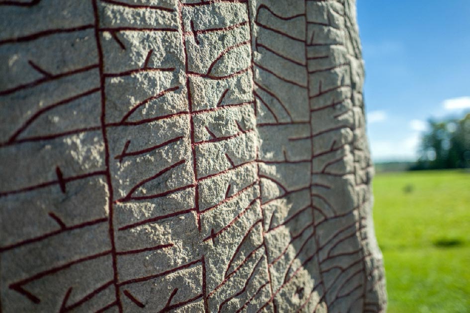 Escrita en piedra por los vikingos: la piedra rúnica Rok del siglo IX presenta la inscripción rúnica más larga conocida y se considera la primera pieza de literatura sueca. Crédito: rolf_52/ Adobe Stock