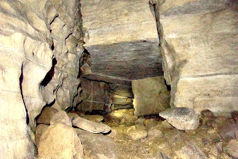 Interior de la Cueva de los Tayos en Ecuador. En la imagen se puede observar un corredor que mide unos 200 metros apreciándose, claramente paredes rectas así como cortes geométricos en las rocas. (Wikimedia Commons) 