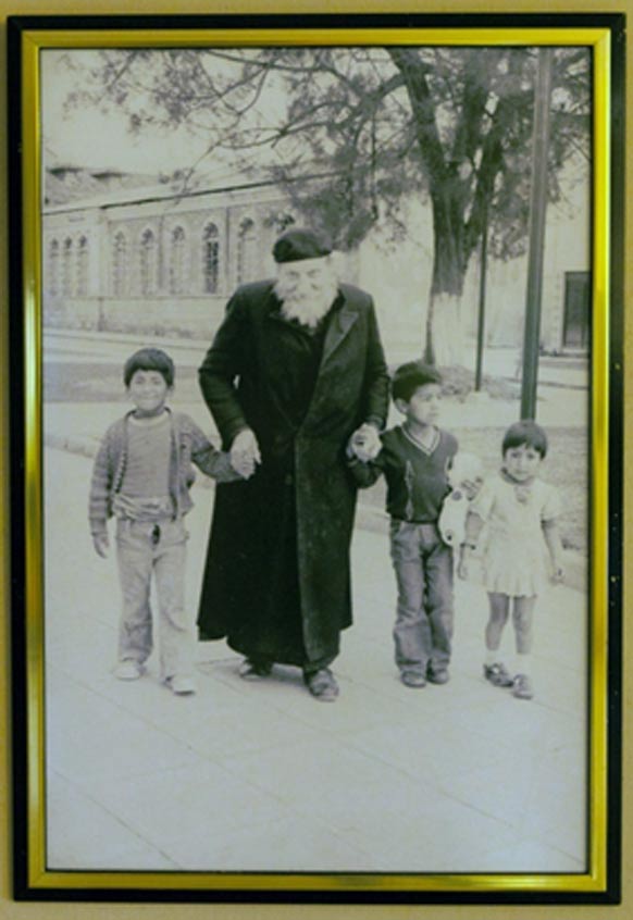 Fotografía del padre Crespi con algunos niños de la localidad. Museo Crespi de la Universidad Politécnica Salesiana. Crédito: Ancient-Origins.es