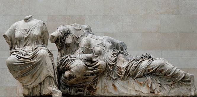 Esculturas de las diosas Hestia, Dione y Afrodita procedentes del frontón de la fachada Este del Partenón, en la actualidad en el Museo Británico (Foto de Marie-Lan Nguyen/Wikimedia Commons)
