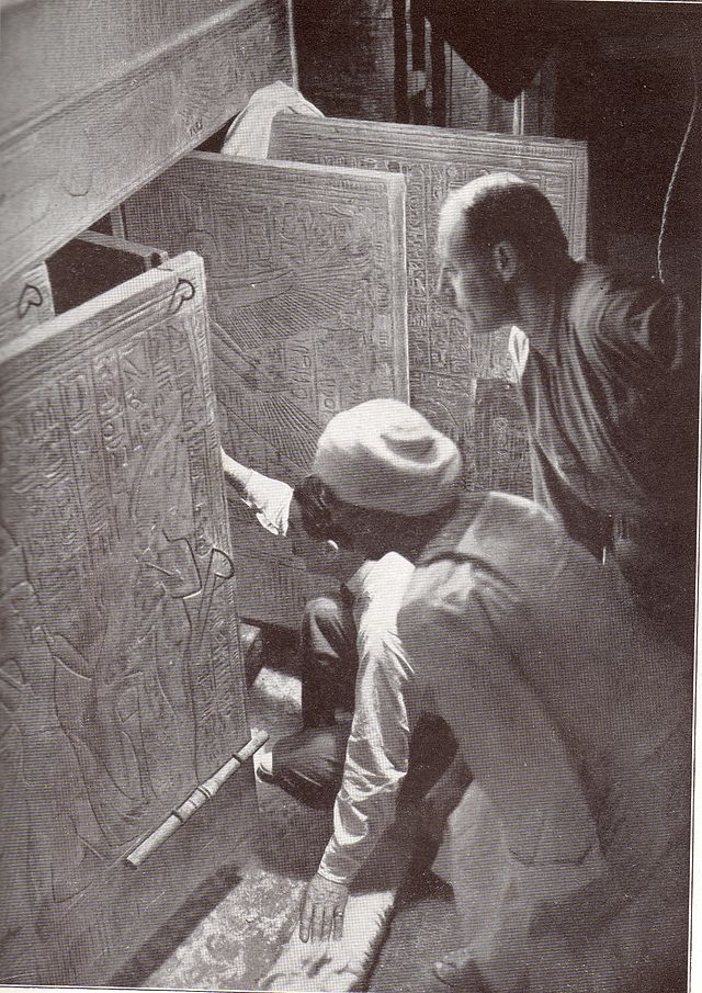 Howard Carter y sus socios abriendo las puertas del santuario de la cámara de la tumba de Tutankamón. Recreacion 1924