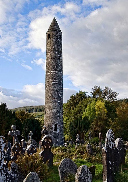 La torre alta y redonda en Glendalough, Irlanda. Philip Callahan estudió esta torre, quien registró aumentos de voltaje alrededor de estas torres, lo que, sugirió, hizo que los cultivos circundantes crecieran mejor. (Robertrevill / CC BY-SA 4.0)