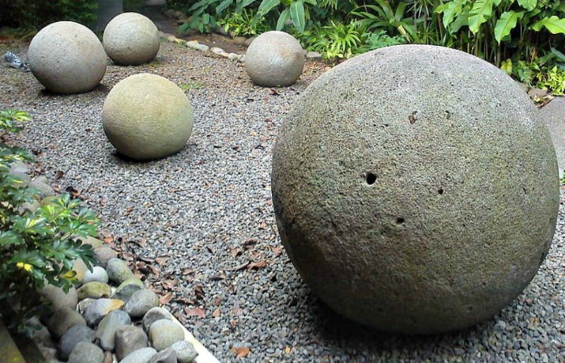 Alineación de esferas en uno de los jardines del Museo Nacional de Costa Rica. (Rodtico21/CC BY-SA 3.0)
