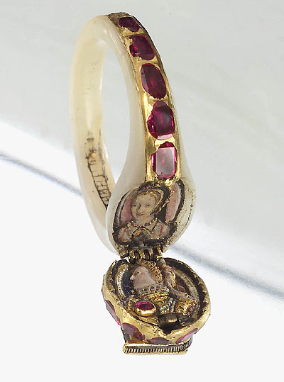Imagen representativa de un anillo-medallón que perteneció a la Reina Isabel I de Inglaterra. Wikimedia Commons