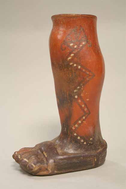 Vasija inca en forma de pierna, siglos XV-XVI, Perú. (Museo Metropolitano de Arte / Dominio Público)