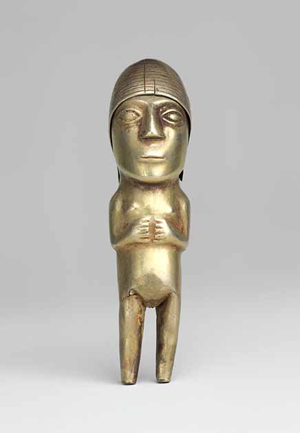 Figurilla femenina inca hecha de oro y plata, 1400–1533 d.C. Los detalles de la estatuilla habrían sido martillados en la lámina de metal antes de que la figura en sí estuviera completamente formada. (Museo Metropolitano de Arte / Dominio Público)