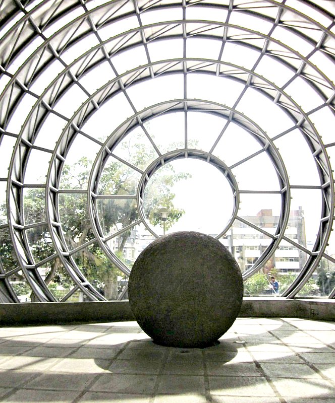 Esfera de piedra precolombina en el interior de otra esfera de vidrio y acero inoxidable ubicada en la entrada del Museo Nacional de Costa Rica, como símbolo permanente de la identidad nacional. (Axxis10/CC BY-SA 3.0)