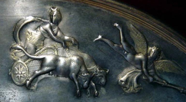 La diosa romana Luna cruzando el cielo nocturno en su carro de plata, Museo Arqueológico de Milán (siglos II d. C. – V d. C.) Imagen: Wikipedia