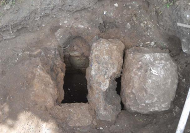Los investigadores estudian tumbas cist en Saba. (J Haviser / Antiquity Publications Ltd)