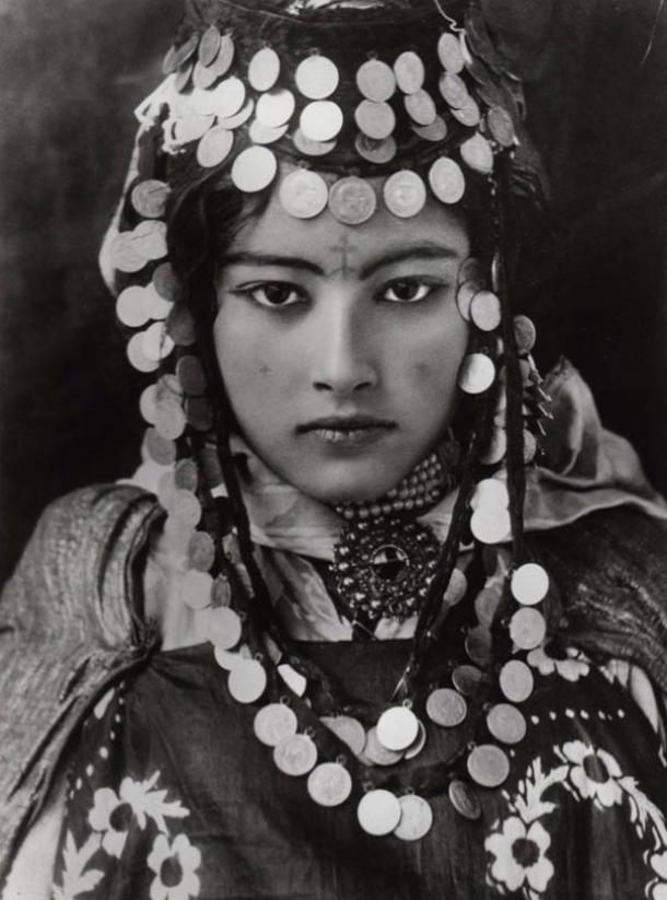Una bella joven bereber de Túnez, con tatuaje y joyas tradicionales (principios del siglo XX). Fotografía de Rudolf Lehnert. 1905.