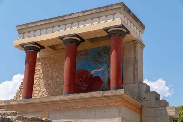 Ruinas en el palacio de Knossos, incluido un panel de pintira restaurado. CrÃ©dito: Ioannis Syrigos