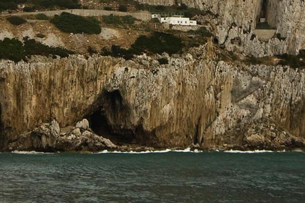 Vista de la cueva de Gorham, una cueva marina en la cara este del PeÃ±Ã³n de Gibraltar, Gibraltar. (Gibmetal77 / CC BY 3.0)