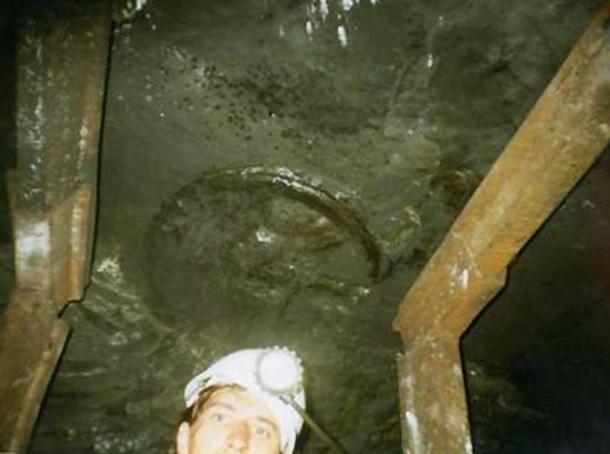 Un minero debajo de una huella de rueda en la mina. (Autor proporcionado) SMXL