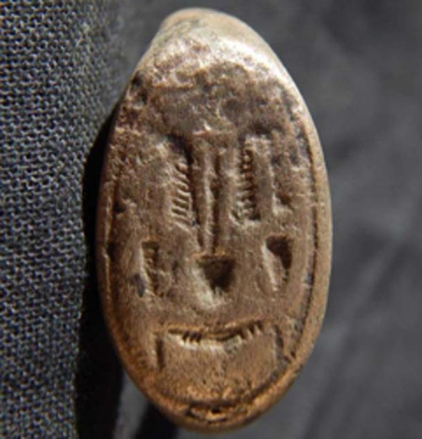 Uno de los artefactos de la tumba desenterrados fue un anillo de escarabajo. (Ministerio egipcio de antigüedades)