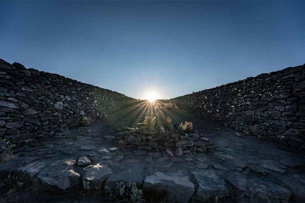 El antiguo observatorio azteca en el Monte Tlaloc fue construido para alinearse con los elementos naturales en los solsticios y equinoccios. Sol naciente visto desde la calzada de piedra en el Monte Tlaloc en México (Ben Meissner)