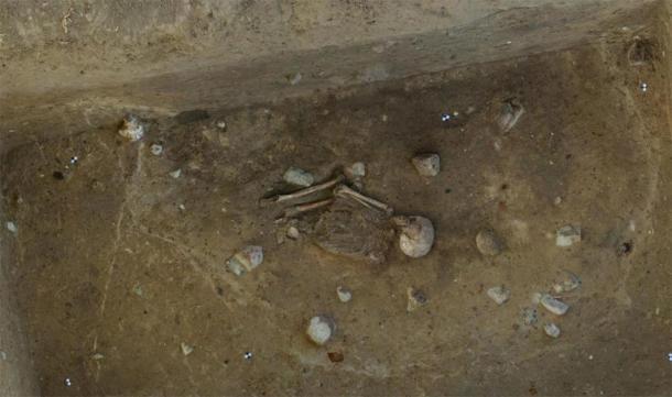 Los arqueólogos dicen que el esqueleto neolítico fue "enterrado con amor". (Philipp Roskoschinski/Archaeros)
