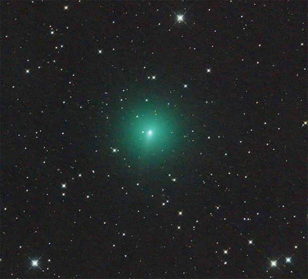 Cometa Atlas en el cielo nocturno que brilla intensamente verde. (Martin Gembec / CC BY-SA 4.0)