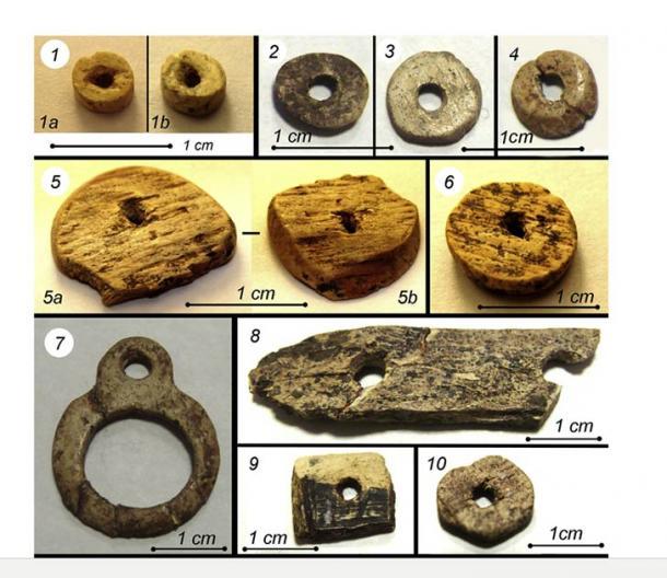 Una selección de cuentas y piezas de marfil de mamut talladas encontradas en el sitio en Siberia. (Investigación arqueológica en Asia)