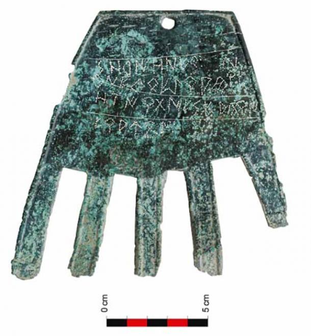 La mano de Bronce Irulegi, que muestra la escritura antigua. (Aiestaran, M. et. al/Antiquity Publications Ltd)