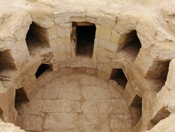 Una de las cámaras funerarias en el sitio recién descubierto en Gerza. (Ministerio de Turismo y Antigüedades)