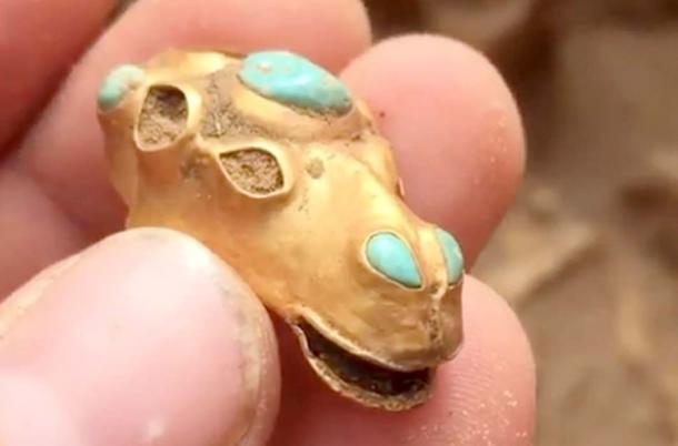 Cabeza de caballo de oro y otras joyas fueron encontradas adornando el cuerpo. (Ministerio de Cultura y Turismo de la Región de Astracán)