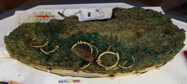 El tesoro de monedas celtas excavado muestra el gran tamaño del hallazgo. (Jersey Heritage)