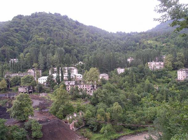 Cerca del río Ghalidzga en Georgia, Tkvarcheli era el hogar de unas 22.000 personas en 1989. Una ciudad carbonífera en auge, se encontró en medio de la guerra en Abjasia a principios de la década de 1990. Asediada por las fuerzas georgianas, la ciudad resistió con la ayuda rusa, pero no pudo ser salvada. Hoy, la ciudad fantasma de Akamara, dentro de Tkvancheli, alberga solo a 35 residentes (Alaexis / CC BY-SA 2.5)