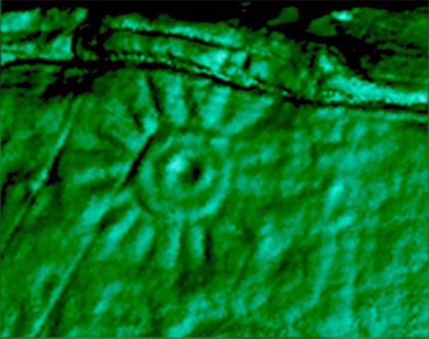 Una imagen de primer plano de una de las tallas en el monolito peruano que se escaneó en 3D. El grabado tiene un agujero en el centro y líneas que irradian desde el círculo. (Daniel Fernández-Dávila / Exact Metrology)