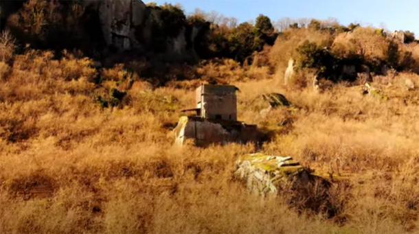 Cubo de roca etrusco Sasso del Predicatore en Selva di Malano, Italia. (Captura de pantalla del Proyecto Tuscia / Youtube)