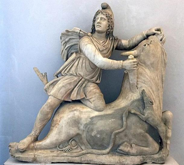 Estatua de Mitra sacrificando el toro. Segunda mitad del siglo II d.C. Encontrado originalmente en Roma. Museo Archeologico Nazionale, Venecia, Italia. (CC BY-SA 4.0)