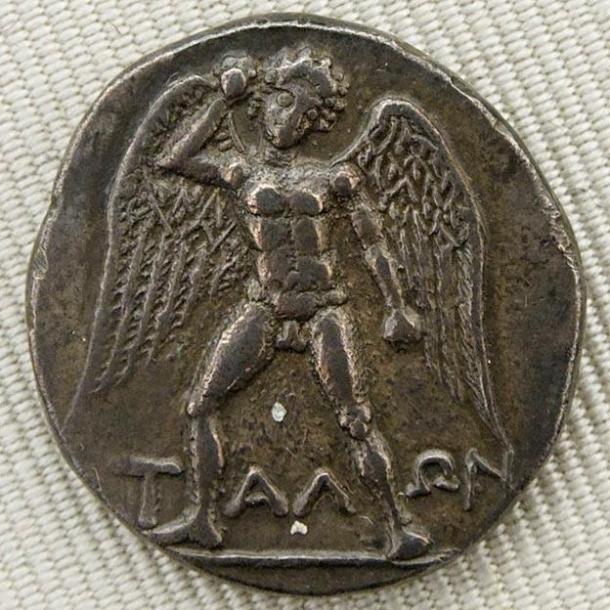 Una moneda con un Talos grande y alado armado con una piedra. El robot fue construido para repeler a los invasores. Didrachma plateado de Phaistos, Creta, circa 300 / 280-270 a. C. (Dominio público)
