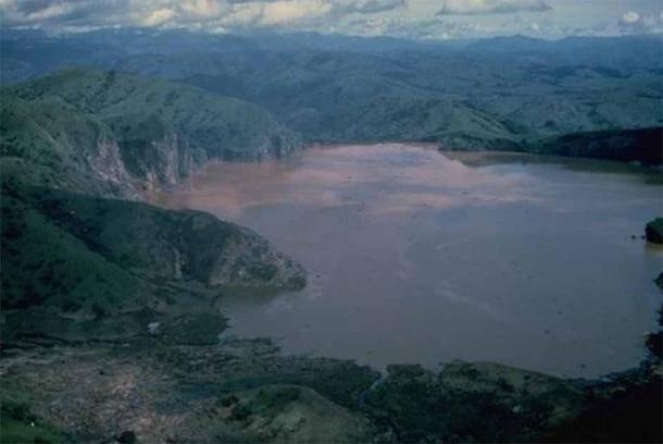 En 1986, la actividad sísmica liberó una bolsa de dióxido de carbono desde las profundidades del lecho rocoso debajo del lago Nyos en Camerún. La burbuja subió a la superficie y envolvió el área circundante, asfixiando a todos los que estaban cerca. 1.746 personas fueron asesinadas durante la noche, incluida toda la ciudad de Chah, y nadie supo nada al respecto hasta que los visitantes al día siguiente encontraron a todos muertos (Ppong.it / Dominio Publico)