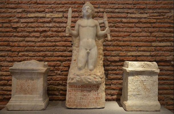 Mitra nacido en la roca y dos altares dedicados a Cautes (izquierda) y Cautopates (derecha), del Mithraeum bajo Santo Stefano Rotondo en Roma, desde 180 hasta 192 d.C., Museo Nacional de Roma, Termas de Diocleciano (CC BY-SA 2.0)